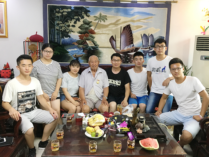 1实践队与张振德老人合影.jpg